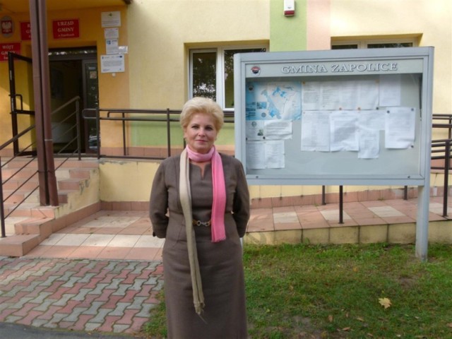 Jolanta Szymańska była w minionej kadencji radna Sejmiku Województwa Łódzkiego. Teraz jest pierwszą w historii Zapolic asystentką wójta