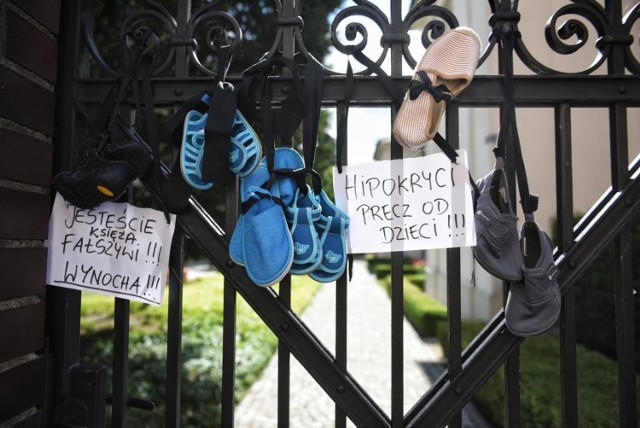 26.08.2018 poznan lg protest baby shoes ostrow tumski kuria dzieci pedofilia w kosciele. glos wielkopolski. fot. lukasz gdak/polska press