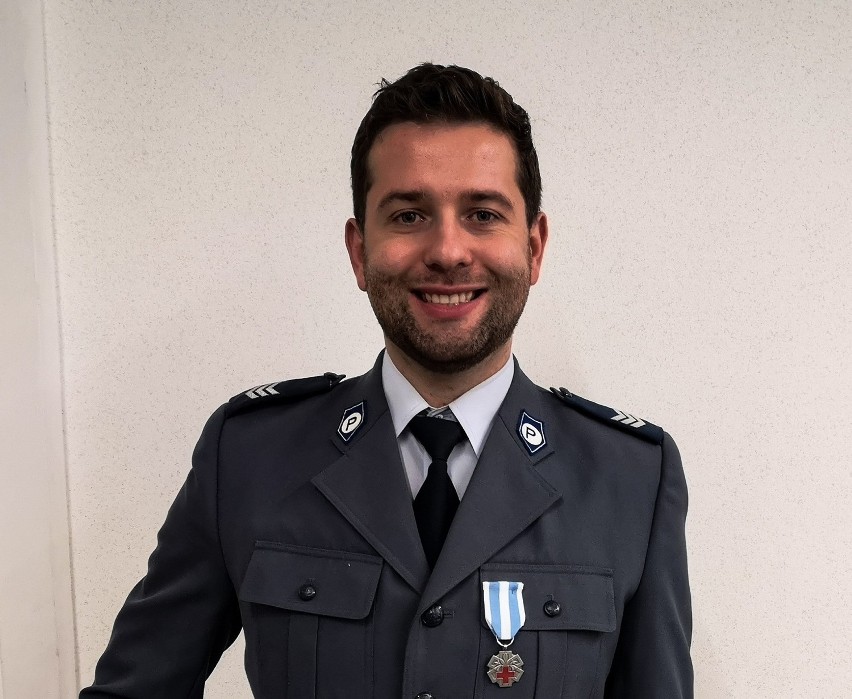 Policjant z komisariatu w Wasilkowie odznaczony. Kamil Jania od 12 lat pomaga innym