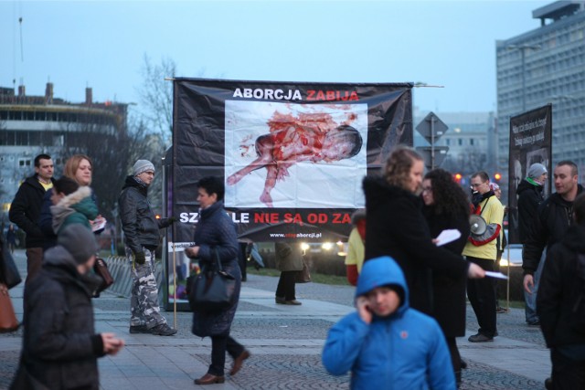 Fundacja "Pro-prawo do życia" protestowała dziś przeciwko aborcji pod Galerią Dominikańską we Wrocławiu