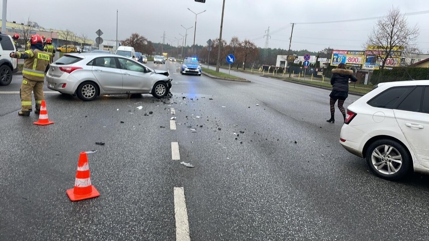 Zderzenie citroenów na Kruszyńskiej we Włocławku. Jeden jechał „pod prąd”