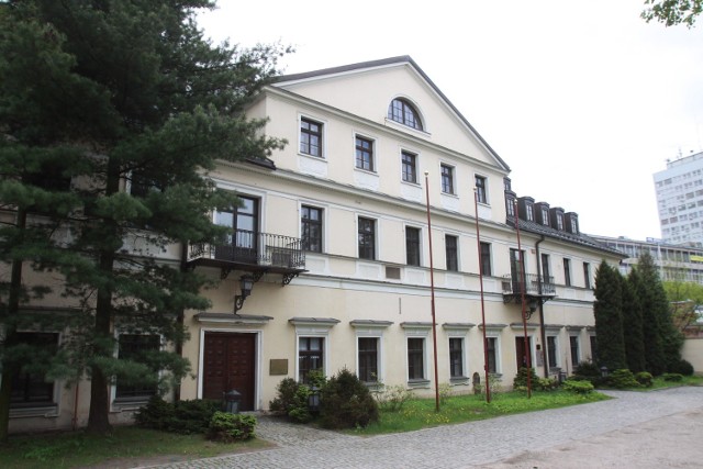 Dom Kopischa, wzniesiony w 1825 roku, to najstarszy zachowany obiekt fabryczny w Łodzi. Miasto wystawiło go na sprzedaż za 5,94 mln zł
