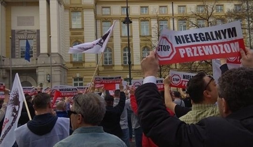 Kieleccy taksówkarze protestowali w Warszawie. To akcja "Stop nielegalnym przewozom" [ZDJĘCIA]