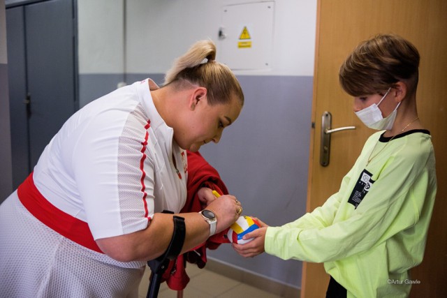 Sztangistka Marzena Zięba i sprinter Michał Derus - medaliści niedawnych Igrzysk Paraolimpijskich w Tokio spotkali się we wtorek (28 września) z uczniami tarnowskich szkół w hali Pałacu Młodzieży przy ulicy Gumniskiej.