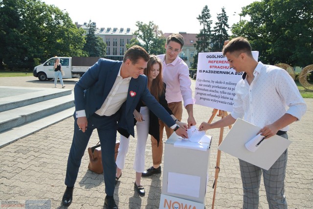 Happening dotyczący referendum Nowej Generacji we Włocławku, 17 sierpnia 2023 roku.