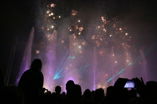 Kilka tysięcy osób obejrzało laserowe widowisko, które odbyło się w piątek wieczorem przy hali sportowo-widowiskowej w Międzyrzeczu.