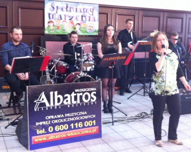Na balu zagrał zespół muzyczny Albatros. Na pierwszym planie koordynatorka akcji Katarzyna Kuzincow z włoszczowskiej „jedynki”.