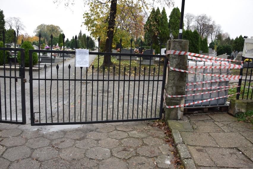 Zamknięty cmentarz w Głuchołazach. Samorząd pomaga poszkodowanym handlarzom zniczy i kwiatów