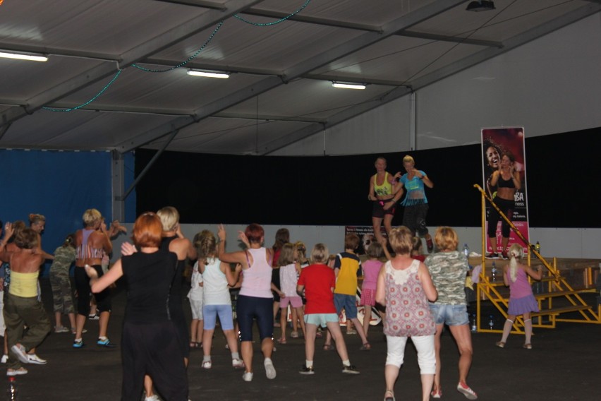 230 osób wzięło udział w cyklu imprez tanecznych Zumba party wakacyjn szaleństwo