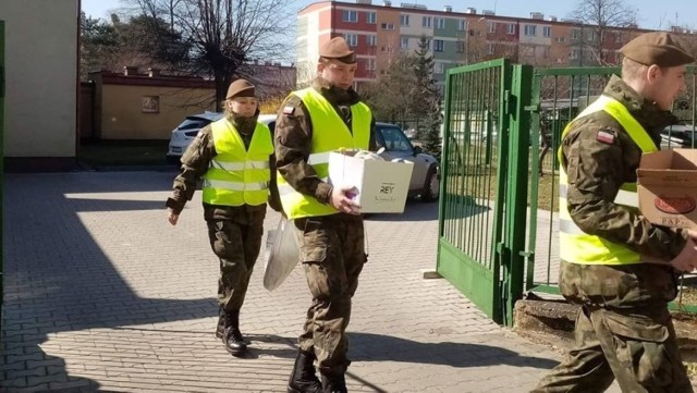 Żołnierze WOT stacjonujący w Kozienicach pomagają w walce z epidemią koronawirusa na terenie powiatu kozienickiego.