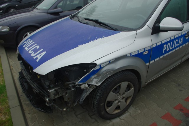 Uszkodzony radiowóz policji