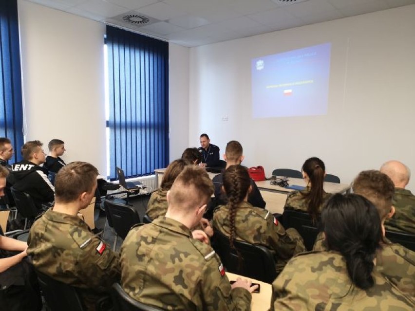Policja w Kaliszu prowadzi wykłady dla uczniów klas...