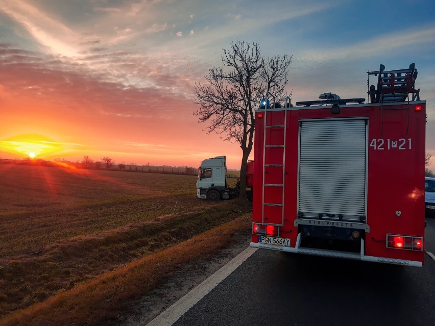 Wypadek Czeluścin. Ciężarówka wypadła z drogi