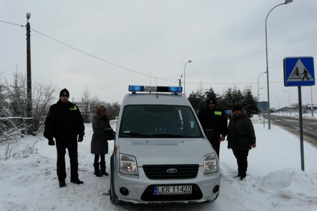 Bezdomni w Kraśniku rozbili koczowisko przy ul. Granicznej. W asyście pracowników MOPS i straży miejskiej odwiedziliśmy ich obóz. Mężczyzna przebywający w namiocie odmówił jakiejkolwiek pomocy.