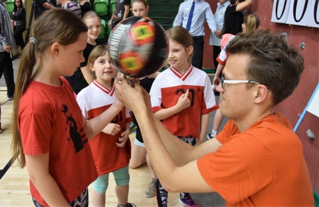 Wielki finał miast już za nami. Znakomicie ugościł nas Inowrocław, a młodzi sportowcy z tego miasta oraz Bydgoszczy, Torunia, Grudziądza i Włocławka stworzyli świetne, sportowe widowisko. Mistrzostwo wywalczyła SP 16 z Bydgoszczy, podium uzupełnili uczniowie SP 28 z Torunia i SP 6 z Inowrocławia. Czwarte miejsce zajęli uczniowie włocławskiej SP 23, a piąte SP 5 z Grudziądza. Wszystkim uczestnikom zawodów gratulujemy i serdecznie dziękujemy za piękną walkę. 
Zobaczcie zdjęcia z finału w Inowrocławiu >>>>>