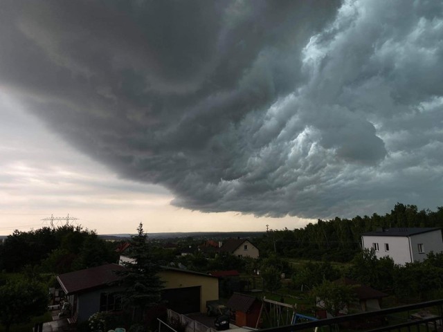 Tak wyglądały Starachowice w rejonie ulicy Wrzosowej na moment przed nawałnicą. Zdjęcie wykonał mieszkaniec tej ulicy.