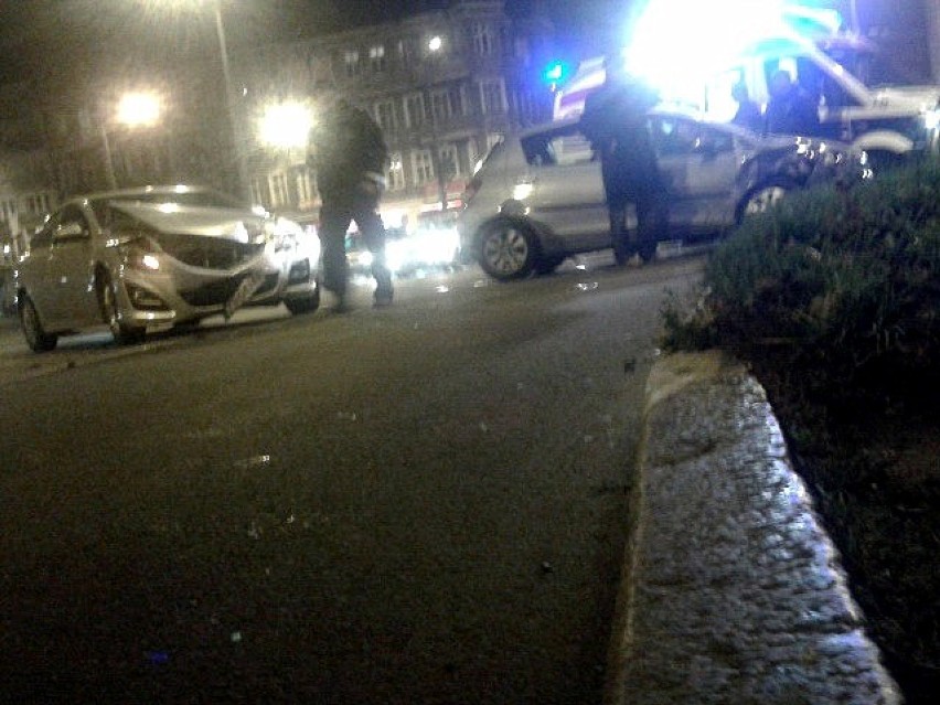 Plac Kościuszki: Kolizja dwóch samochodów [zdjęcia]