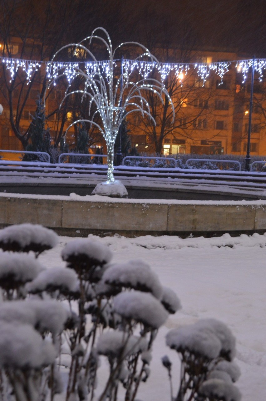 Zima w Miastku - śnieg sprawił, że jest wprost bajecznie. Kto ulepił już bałwanka?