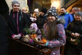 Wielka Sobota w katedrze w Kielcach. Setki mieszkańców przybyło, by poświęcić pokarmy na stół wielkanocny