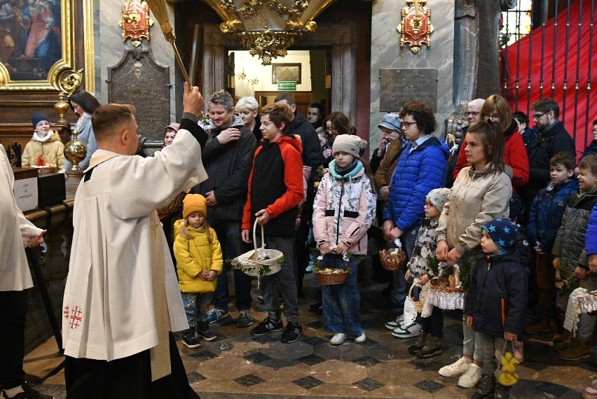Wielka Sobota w katedrze w Kielcach. Setki mieszkańców przybyło, by poświęcić pokarmy na stół wielkanocny