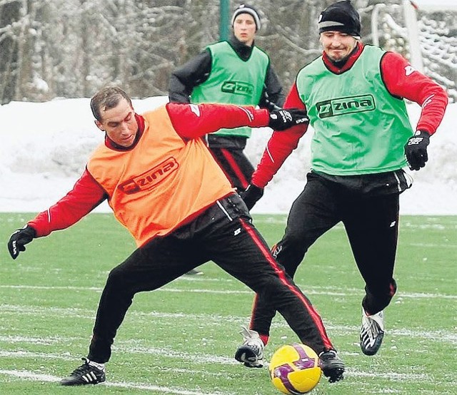 O piłkę walczą Marcin Adamski i Marcin Smoliński.