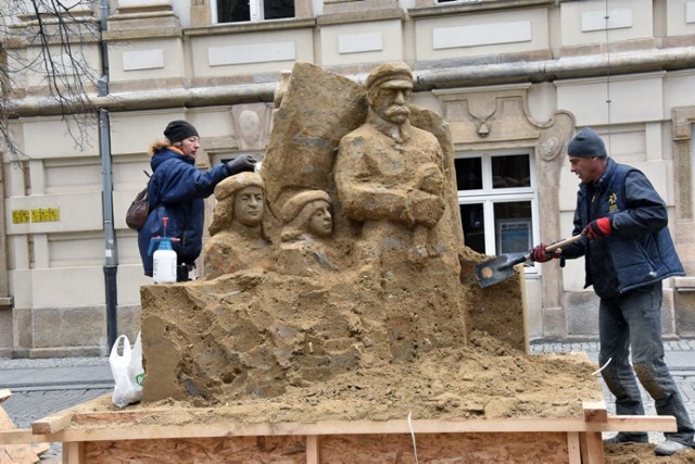 Rzeźba Józefa Piłsudskiego z piasku i gliny powstaje w Legnicy.