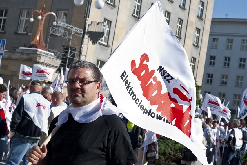 Manifestacja Solidarności na ulicach Katowic. Hasło protestu: Polityka wasza - bieda nasza