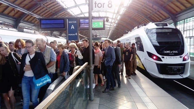 Tłum próbujący się dostać z pociągu do przejścia podziemnego
