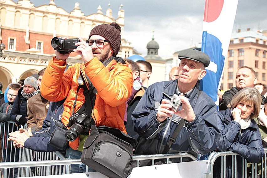 Kibice i wolontariusze na Cracovia Maraton 2015 [ZDJĘCIA]