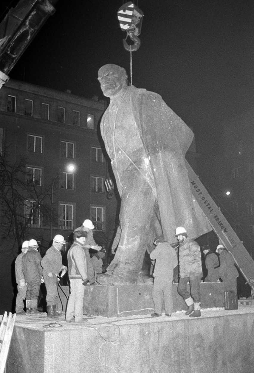 Odlana w Gliwicach postać Lenina miała 6,5 metra wysokości i...