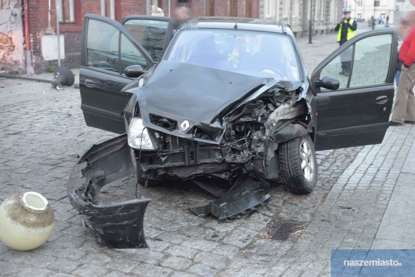 Groźny wypadek w centrum Włocławka. BMW wjechało w budynek po zderzeniu z renaultem [zdjęcia]