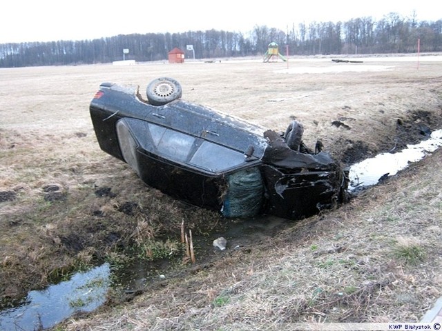 Prowadzone przez niego auto najpierw uderzyło w znak drogowy, potem w słup oświetleniowy i wpadło do rowu, gdzie dachowało. 

Wypadek w miejscowości Piotrowo Krzywokoły. Dwie osoby w szpitalu [zdjęcia]