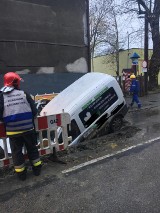 Samochód wjechał do wykopu i uszkodził rurociąg ZDJĘCIA