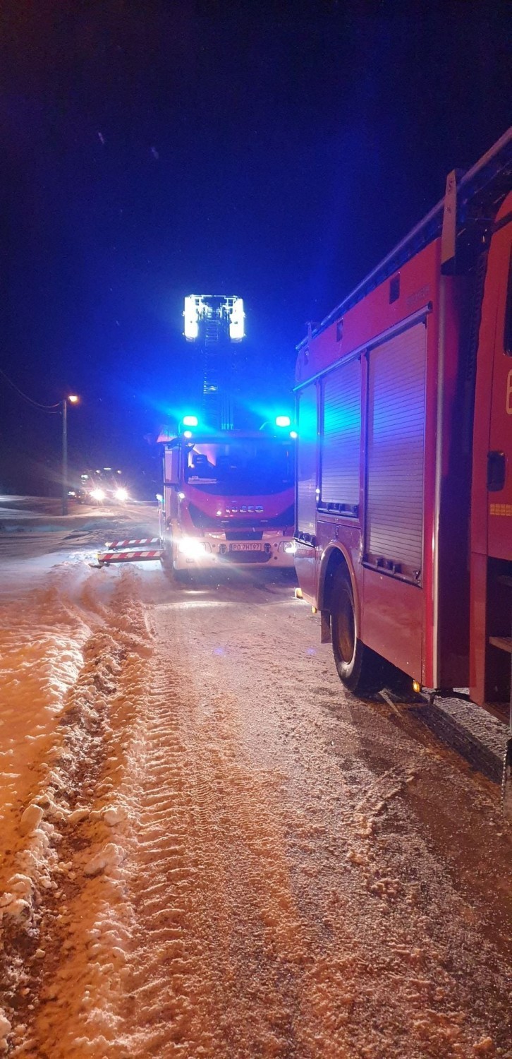 Gmina Skoki. Strażacy zostali wezwani do zadymionego budynku wielorodzinnego 