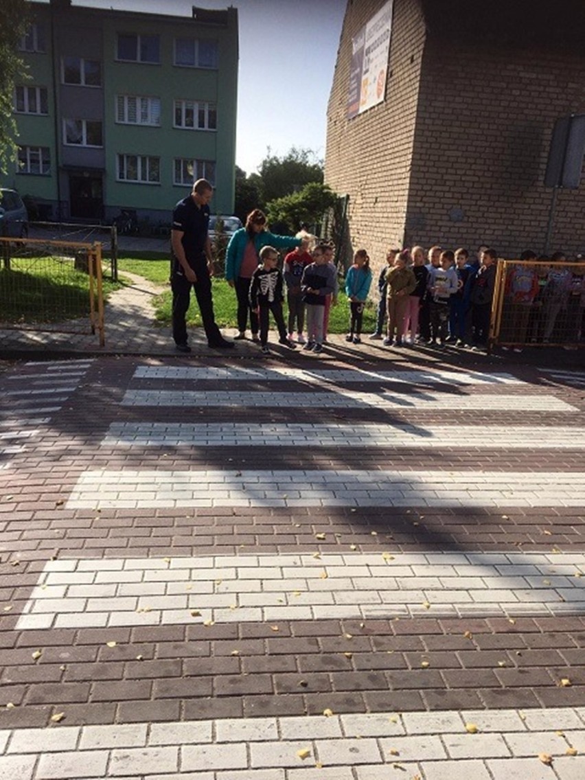 Policja Stargard: „Bezpieczna droga do szkoły” policjantów z dziećmi 