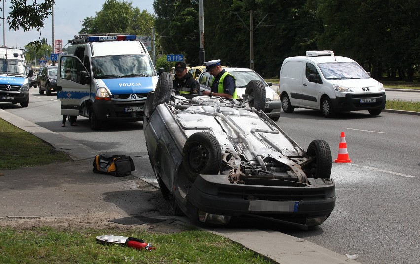Renault dachowało na Aleksandrowskiej w Łodzi. Dwie osoby ranne [ZDJĘCIA]