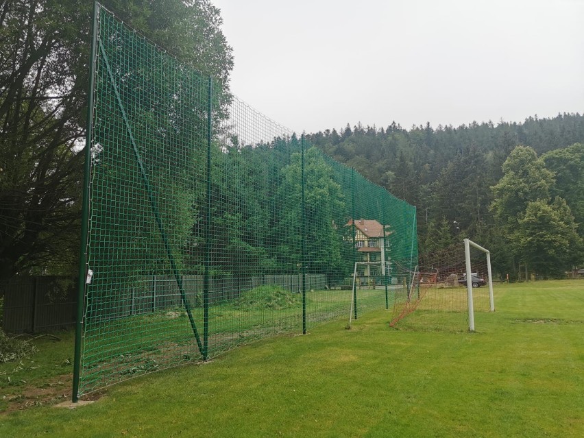 Piłkochwyty już stoją na stadionie w Dusznikach-Zdroju