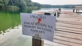 Gąsawa. Letnicy apelują: Pomost w Pniewach jest w fatalnym stanie! Ale młodzi i tak tu wchodzą [zdjęcia] 