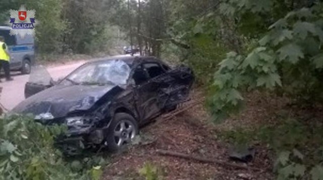 27-latek jechał zbyt szybko i uderzył w drzewo