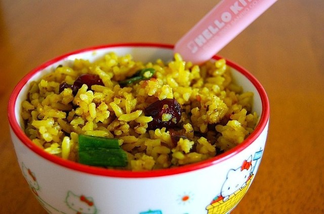 Pomysł na obiad: ryż z mięsem i curry (zdjęcie ilustracyjne)
