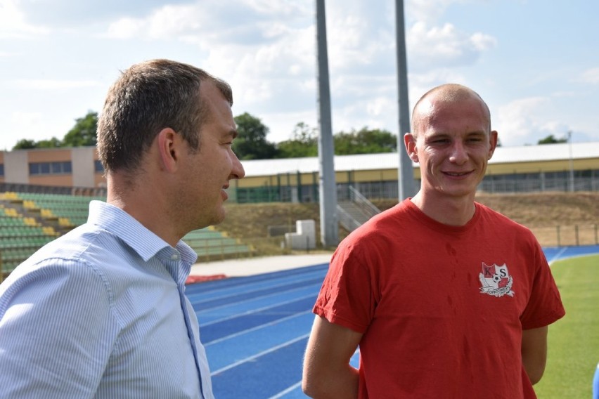 Mateusz Stefaniak z prezesem Robertem Trzęsałą