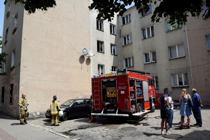 Pożar mieszkania przy ulicy Sienkiewicza w Skierniewicach. Dwie osoby poszkodowane w stanie ciężkim