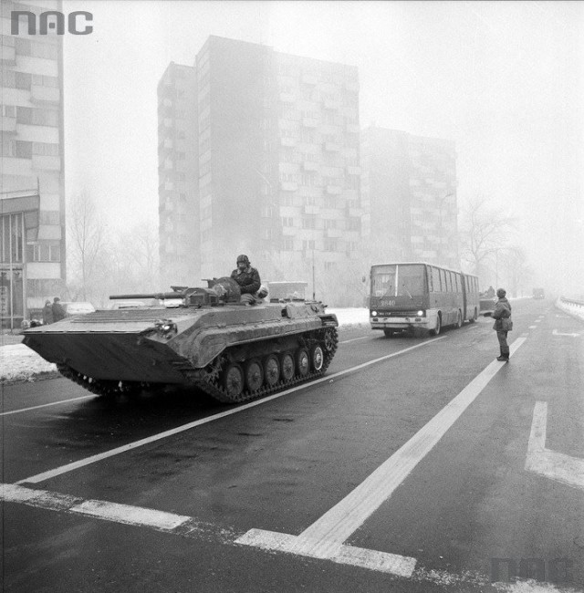 Warszawa 13 grudnia, podczas stanu wojennego. Tak wyglądały ulice miasta 35 lat temu [ZDJĘCIA]