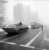 Warszawa 13 grudnia, podczas stanu wojennego. Tak wyglądały ulice miasta 36 lat temu [ZDJĘCIA]