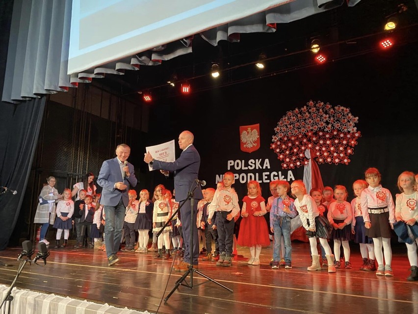 Przedszkolaki z Przedszkola Miejskiego nr 4 wystąpiły z koncertem pieśni patriotycznych