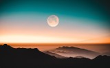 Księżyc nad Ziemią to znany widok, a jak wygląda Ziemia znad Księżyca? Spektakularnie. Nowe zdjęcia zapierają dech