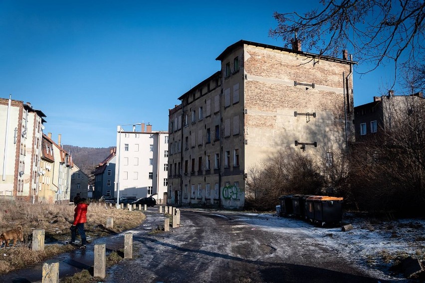 Wałbrzych: Kolejne wyburzenia na ulicy Szkolnej. Znika kultowa część miasta (ZDJĘCIA)