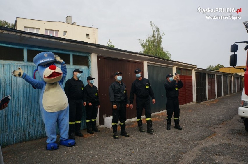 Policjanci z Wodzisławia "zorganizowali" urodziny 3-letniej...