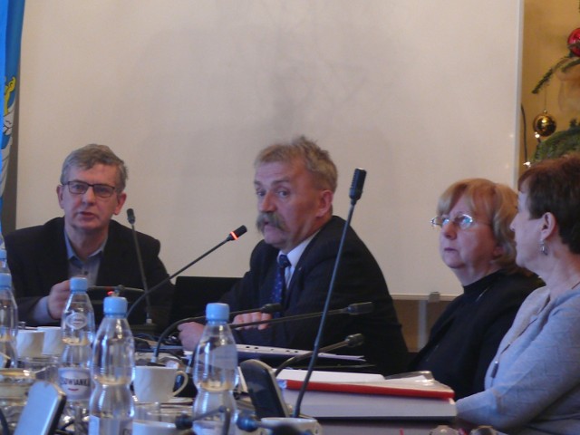 Burmistrz Krzysztof Kaliński (z prawej) podczas wtorkowych obrad
