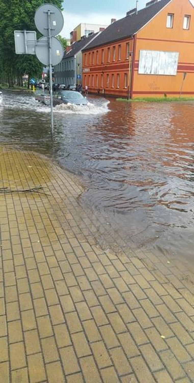 W Goleniowie problemy z wodą tam, gdzie zawsze. Zalane ulice, garaże i piwnice